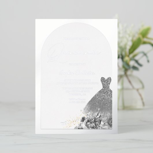 Verzaubertes Kleid Floral Quinceanera Silber Folieneinladung (Stehend vorne)