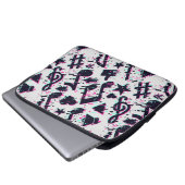 Verzerrtes Muster für musikalische Noten und Herz Laptopschutzhülle (Vorne Knopf)