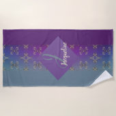 Verziert Lila Aquamarine Monogramm Strandtuch (Vorderseite)
