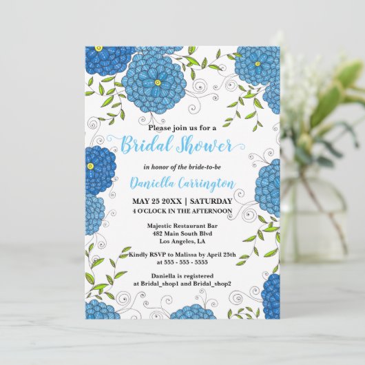 Verzierte blaue Blumen und grünes Blätter Brautpar Einladung (Stehend Vorderseite)