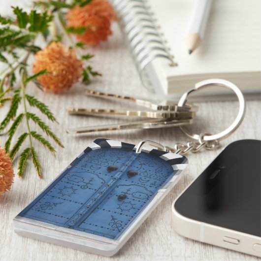 Verzierte blaue Tür Akryllischer Schlüsselanhänger (Vorderseite rechts)