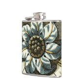 Verzierte Blumenmedaille über hellblauen Hintergru Flachmann (Links)