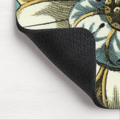 Verzierte Blumenmedaille über hellblauen Hintergru Mousepad (Ecke)