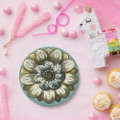 Verzierte Blumenmedaille über hellblauen Hintergru Pappteller (Party)