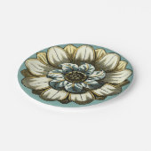 Verzierte Blumenmedaille über hellblauen Hintergru Pappteller (Schrägansicht)