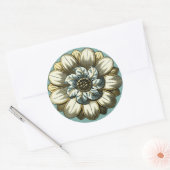 Verzierte Blumenmedaille über hellblauen Hintergru Runder Aufkleber (Umschlag)