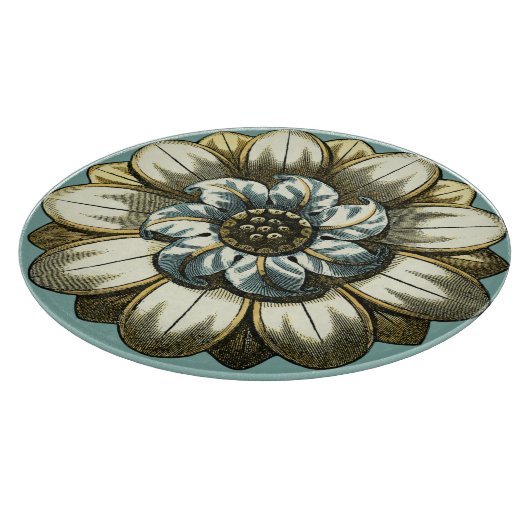 Verzierte Blumenmedaille über hellblauen Hintergru Schneidebrett (Ecke)