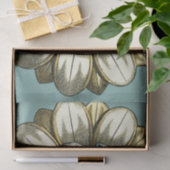 Verzierte Blumenmedaille über hellblauen Hintergru Seidenpapier (Geschenk)