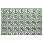 Verzierte Blumenmedaille über hellblauen Hintergru Stoff (Fat Quarter (45,7 x 55,9 cm))