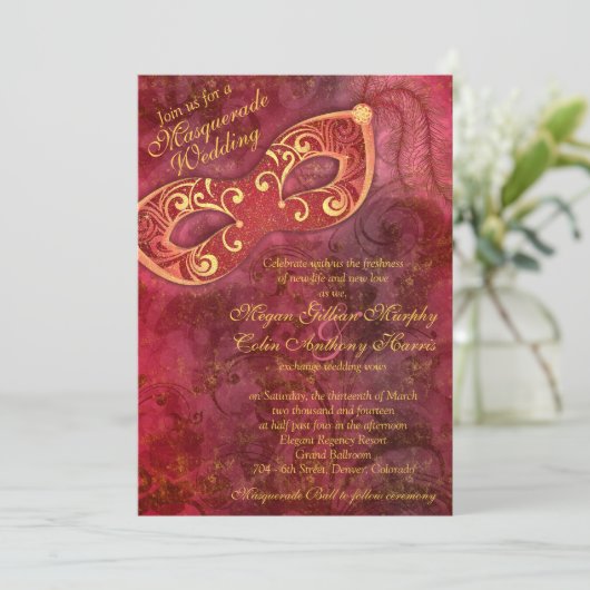 Verzierte Burgundy Gold Masquerade Ball Wedding Einladung (Stehend Vorderseite)