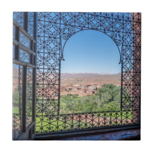 Verzierte Fensterdekoration Fliese