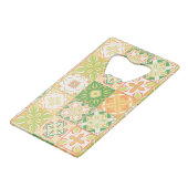 Verzierte Fliesen in grün und gelb Geldbeutel Flaschenöffner (Rückseite Schrägansicht)