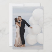 Verzierte florale Monogramm Hochzeit Elegante Rose Einladung (Rückseite)