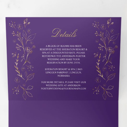 Verzierte Gold Floral Wirbel auf Lila Hochzeit Dreifach Gefaltete Einladung (Innen Erste Seite)