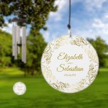 Verzierte Goldgrenzenlose Weiße Hochzeitspaare Windspiel<br><div class="desc">Diese wunderschönen Windspiele sind perfekt als Hochzeitsgeschenk oder Jubiläumsgeschenk oder können als Dekoration verwendet werden und dienen als wunderschönes Erinnerungsstück für Ihren besonderen Tag. Das Design besticht durch eine verzierte goldene Grenze mit Glockenbögen und Wirbel mit den Namen des Ehepaares und dem Hochzeitstag in der Mitte. Einfach, stilvoll und elegant,...</div>