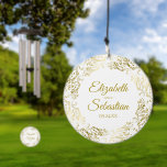 Verzierte Goldgrenzenlose Weiße Hochzeitspaare Windspiel<br><div class="desc">Diese wunderschönen Windspiele sind perfekt als Hochzeitsgeschenk oder Jubiläumsgeschenk oder können als Dekoration verwendet werden und dienen als wunderschönes Erinnerungsstück für Ihren besonderen Tag. Das Design besticht durch eine verzierte goldene Grenze mit Glockenbögen und Wirbel mit den Namen des Ehepaares und dem Hochzeitstag in der Mitte. Einfach, stilvoll und elegant,...</div>