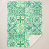 Verzierte grüne und weiße Fliesen Sherpadecke (Vorderseite)