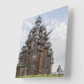 Verzierte Holzkirche, Russland Quadratische Wanduhr (Winkel)