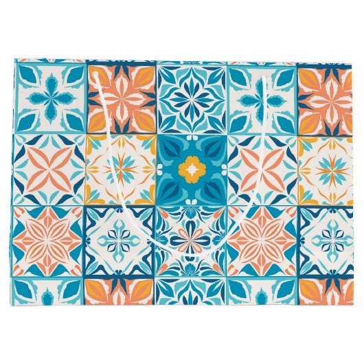 Verzierte Kacheln in Blau und Orange Große Geschenktüte (Rückseite)