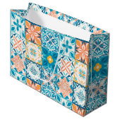 Verzierte Kacheln in Blau und Orange Große Geschenktüte (Vorderseite Schrägansicht)