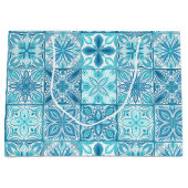 Verzierte Kacheln in Blau und Weiß Große Geschenktüte (Vorderseite)