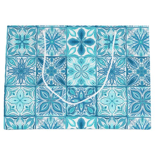 Verzierte Kacheln in Blau und Weiß Große Geschenktüte (Vorderseite)