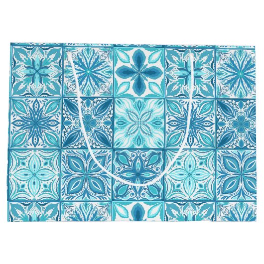 Verzierte Kacheln in Blau und Weiß Große Geschenktüte (Rückseite)