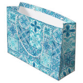 Verzierte Kacheln in Blau und Weiß Große Geschenktüte (Rückseite Schrägansicht)