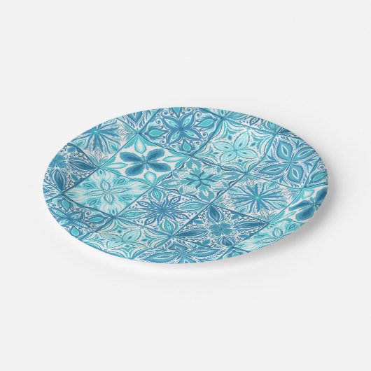 Verzierte Kacheln in Blau und Weiß Pappteller (Schrägansicht)