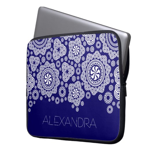 Verzierte Kreisläufe der weißen und blauen Retro-K Laptopschutzhülle (Vorderseite Links)