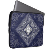 Verzierte Opulenz | Blauer und Silberschmuck Geblü Laptopschutzhülle (Vorne Rechts)