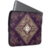 Verzierte Opulenz | Lila und Goldschmuck Geblüht Laptopschutzhülle (Vorne Rechts)