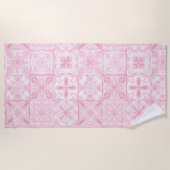 Verzierte rosa Fliesen Strandtuch (Vorderseite)