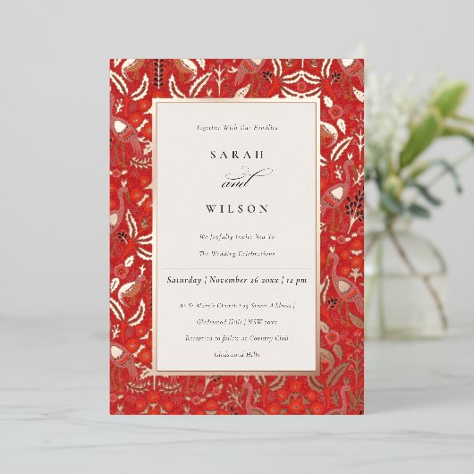 Verzierte Rot-Klasse-Blumenpfauengoldene Hochzeit Folieneinladung (Stehend vorne)