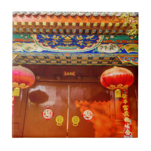 Verzierte rote Tür, Leuchtenröhre - Neues Jahr Fliese