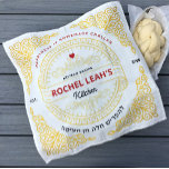Verzierte Scroll Lines Gold Challah Teig Abdeckung Serviette<br><div class="desc">Backenthusiasten: Sich selbst ausdrücken und deinen persönlichen Stil zeigen, während du den Bedürftigen etwas zurückgibst! Unsere 100% Baumwollteigdeckel sind funktionell und schön auf Ihren steigenden Teig abgestimmt. Sie sind im traditionellen, klassischen und modernen Stil gehalten. Viele unserer Cover können auch personalisiert sein, perfekt für Ihre eigene Küche oder als Geschenk...</div>