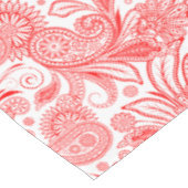 Verzierte Valentine Red on White Verziert Paisley Tischdecke (Schrägansicht)