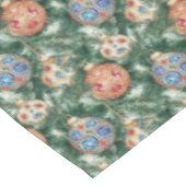 Verzierte Weihnachtsschmuck von Juwelen auf Kiefer Tischdecke (Schrägansicht)