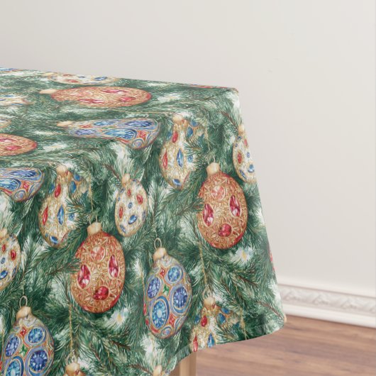 Verzierte Weihnachtsschmuck von Juwelen auf Kiefer Tischdecke (Beispiel)