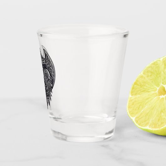 Verzierter Ax und Schild Schnapsglas (Rechts)