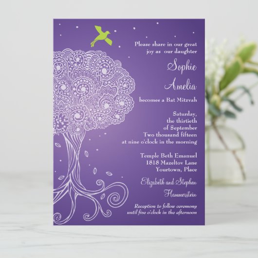 Verzierter Baum Lila Bat Mitzvah Einladung (Stehend Vorderseite)