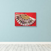 Verzierter Handheld-Lüfter auf einem roten Hinterg Leinwanddruck (Insitu (Holzboden))