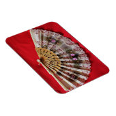 Verzierter Handheld-Lüfter auf einem roten Hinterg Magnet (Rechte Seite)