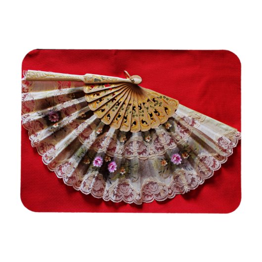 Verzierter Handheld-Lüfter auf einem roten Hinterg Magnet (Horizontal)