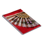 Verzierter Handheld-Lüfter auf einem roten Hinterg Notizblock (Rechte Seite)