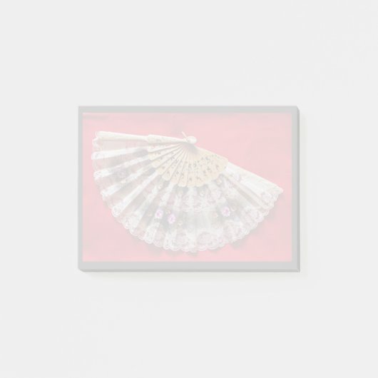 Verzierter Handheld-Lüfter auf einem roten Hinterg Post-it Klebezettel (Vorderseite)