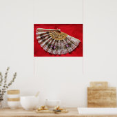 Verzierter Handheld-Lüfter auf einem roten Hinterg Poster (Küche)