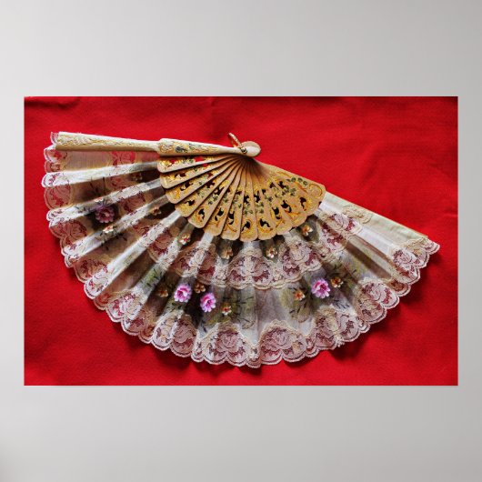 Verzierter Handheld-Lüfter auf einem roten Hinterg Poster (Vorne)