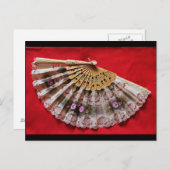 Verzierter Handheld-Lüfter auf einem roten Hinterg Postkarte (Vorne/Hinten)