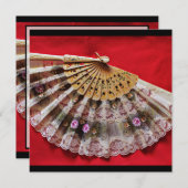 Verzierter Handheld-Lüfter auf einer Roten Hinterg Einladung (Vorne/Hinten)